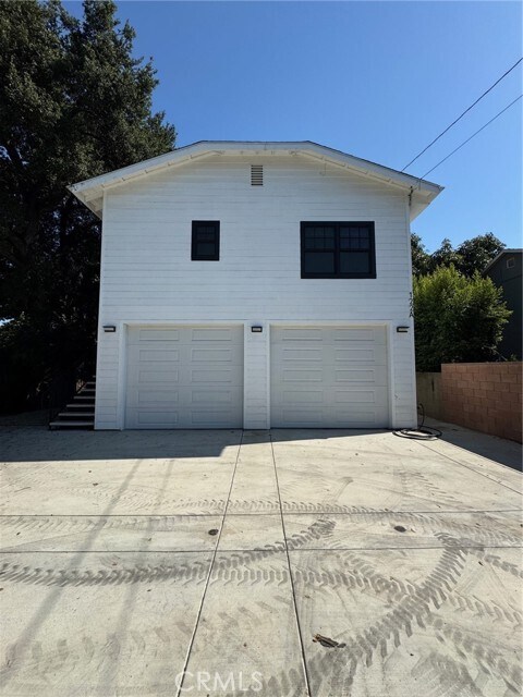 Building Photo - 122 E Brookdale Pl