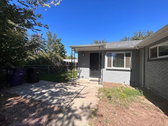 Building Photo - $0 DEPOSIT OPTION. CHARMING 2BED/1BATH DUPLEX NEAR SLOAN LAKE!!