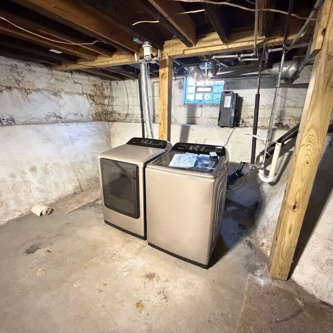 Building Photo - Large 3 bedroom home with a den!