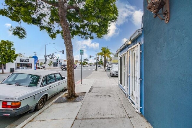 Building Photo - Remodeled 1Bdm 1Ba Upstairs Condo in the H...