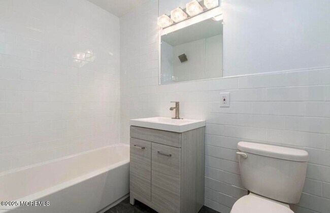 Building Photo - 27 Maida Ln