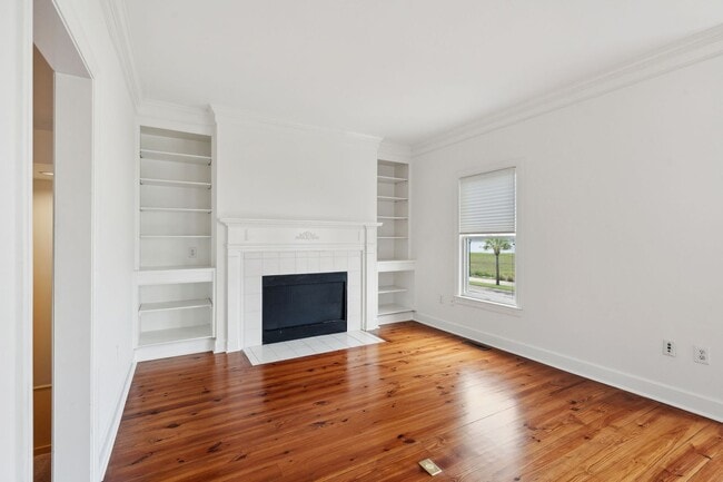 Building Photo - Downtown Charleston Waterfront Townhouse
