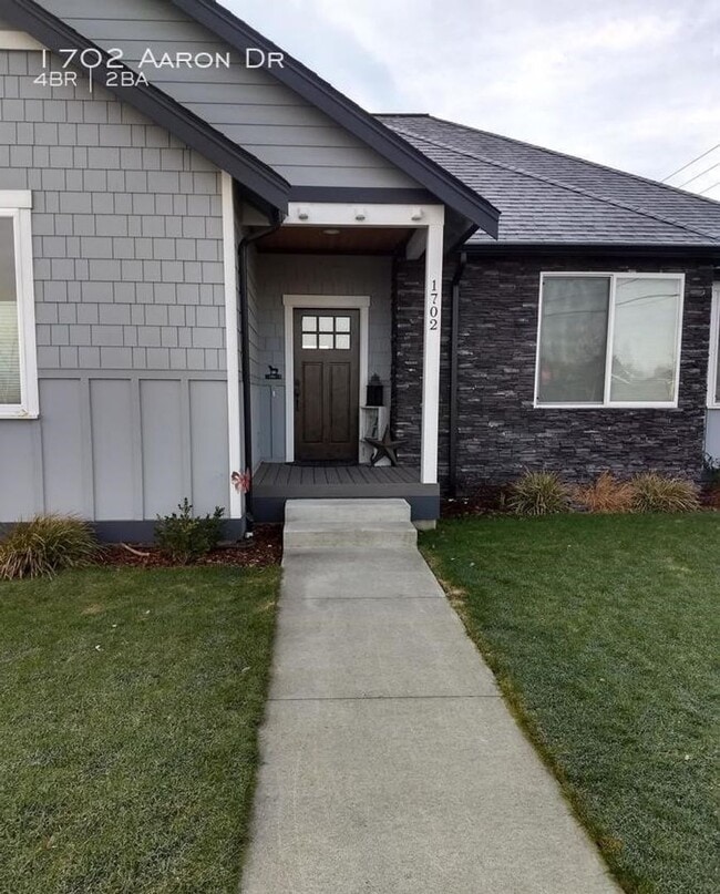 Building Photo - 1702 Aaron Dr