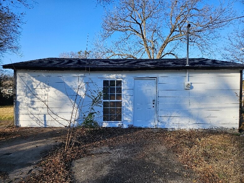 Building Photo - 715 E Church St