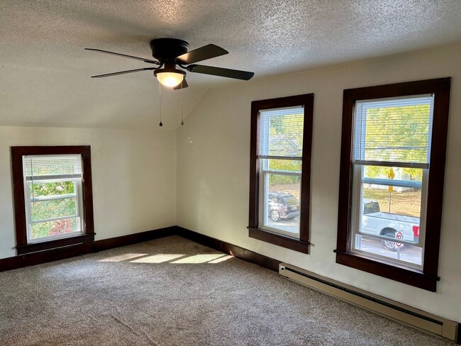 Building Photo - Check Out This 3-Bed/1.5-Bath House in Blu...