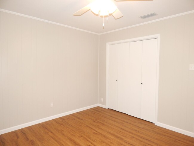 Building Photo - Updated 2 Bedroom, 1 Bath House, Country L...