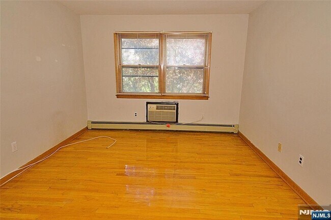 Building Photo - 233 8th St
