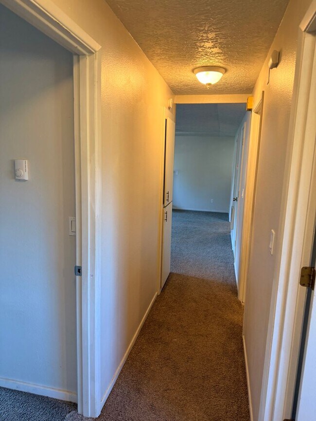 Building Photo - Super Cute Ranch Style 3 Bedroom 2 Bathroom Home!! Bright Kitchen! Fenced Backyard! Garage!