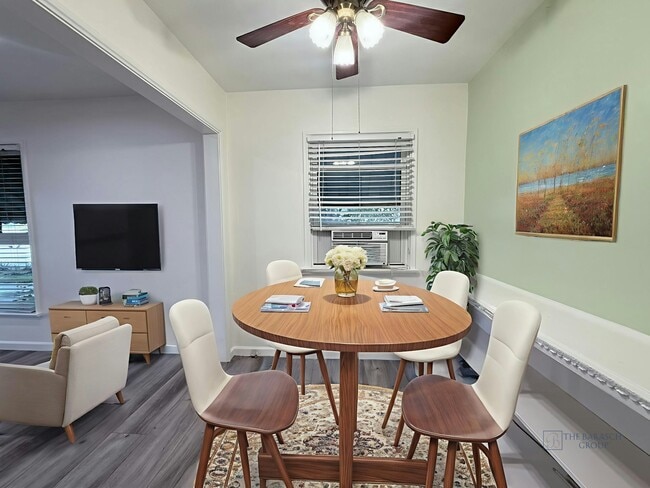 Building Photo - 504 N Hollywood Way