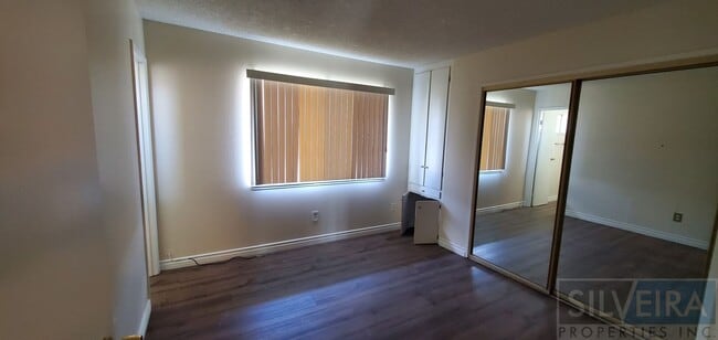 Building Photo - 3 bed, 1.5 bath home available!