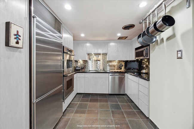 Building Photo - 2701 Westheimer Rd