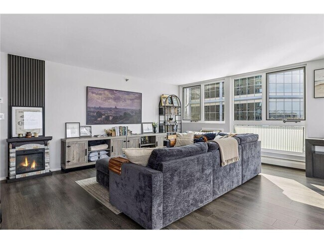 Building Photo - 433 S 7th St