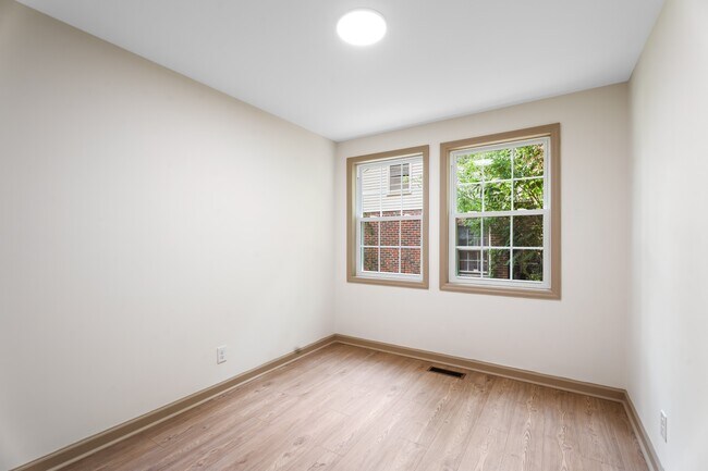 Building Photo - 404 S Audubon Ave