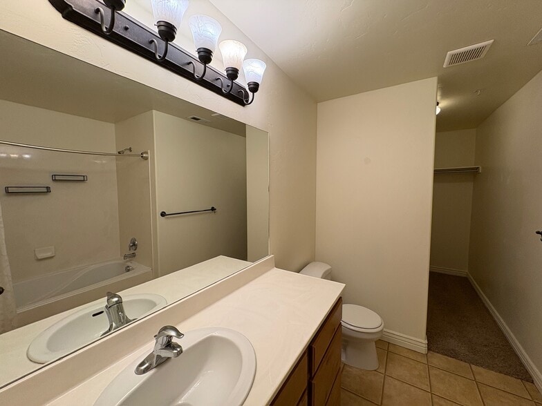 Building Photo - 425 S 2220 W