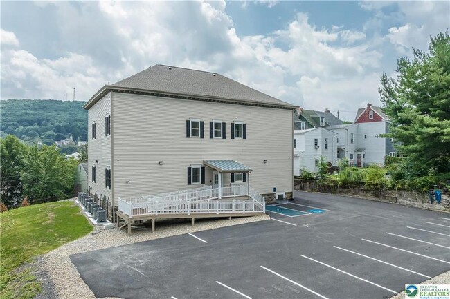 Building Photo - 418 W Race St