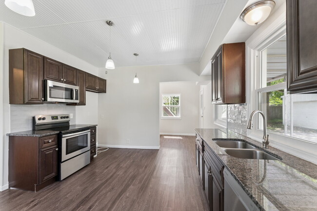 Building Photo - Welcome home to this stunning, light-filled rental that truly has it all! Featuring huge living s...