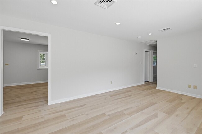 Building Photo - 154 Maple St