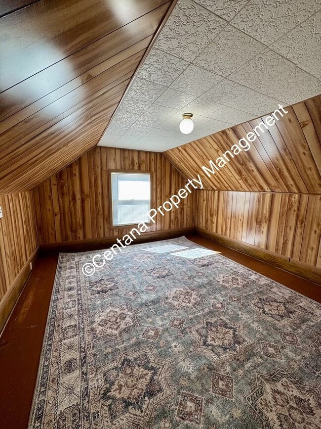 Building Photo - Huge 3 bedroom house with 2 bonus rooms an...