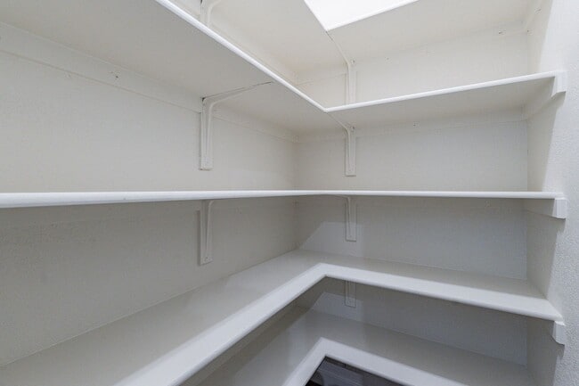 Building Photo - Move right in to your dream home!