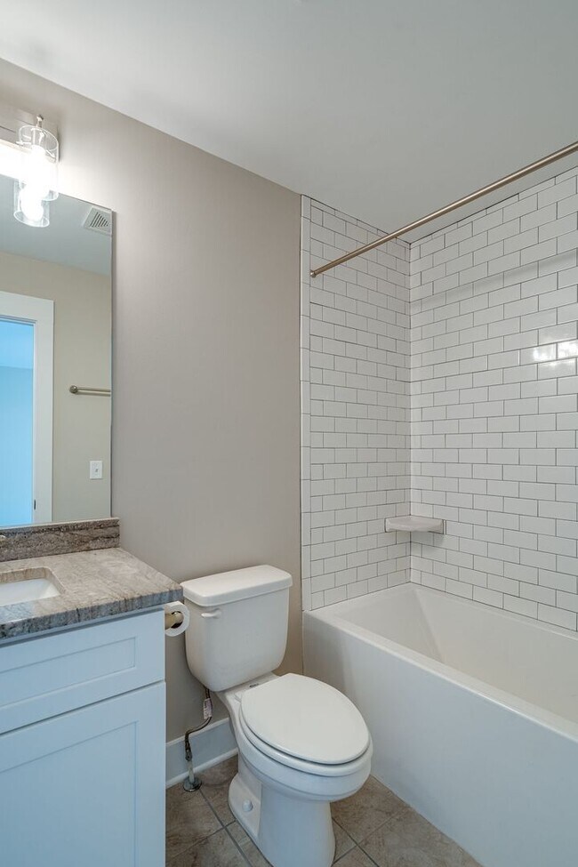 Building Photo - AVAILABLE September 1st. UPDATED 3 Bedroom...