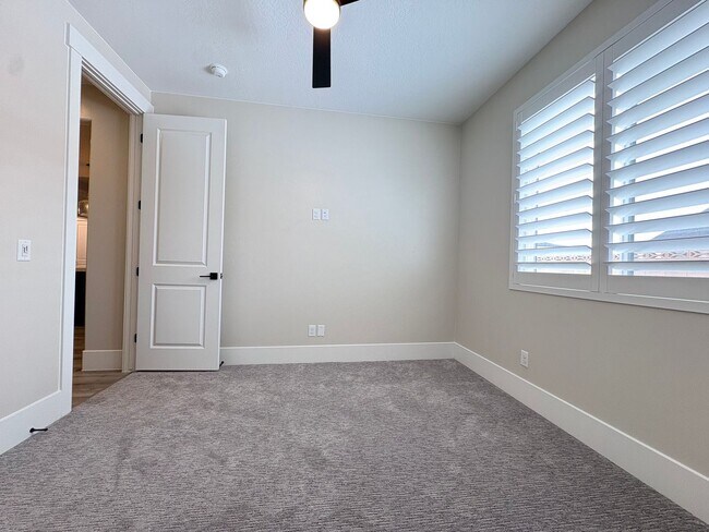 Building Photo - Solar Home For RENT!!!