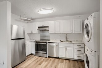 Building Photo - Fully Remodeled 2BD/1.5 Bath Boulder Condo - Available NOW