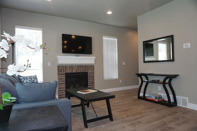 Building Photo - 3 Bedroom Midvale Neighborhood Home