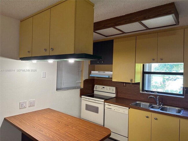 Building Photo - 1411 SW 24th Ct