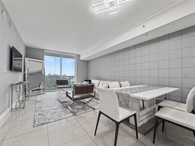 Building Photo - 253 NE 2nd St