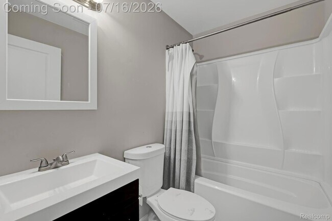 Building Photo - 534 E Brickley Ave