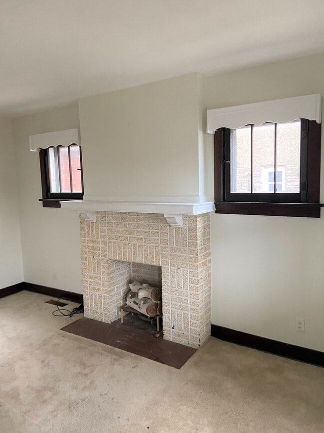 Building Photo - Recently Updated 3 Bedroom Cape Cod Home in Lincoln Place.  Available August.