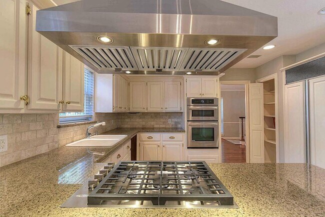 Building Photo - 14627 Carolcrest Dr