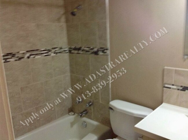 Building Photo - 913 Kent Dr
