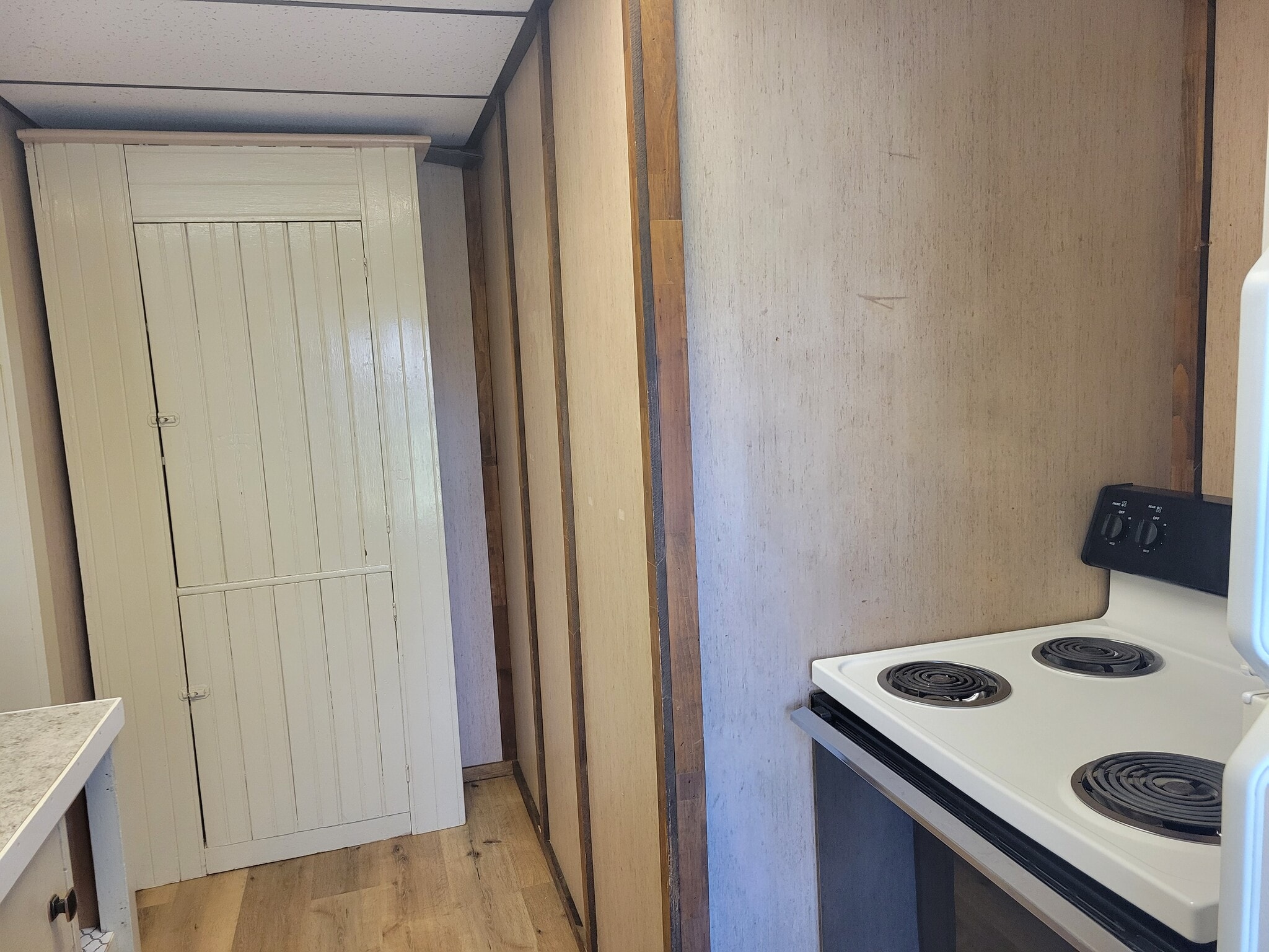 Building Photo - 204 E Broadway Ave