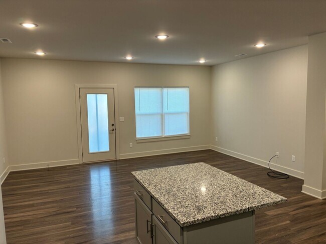 Building Photo - **LESS THAN 10 miles to Fort Knox**