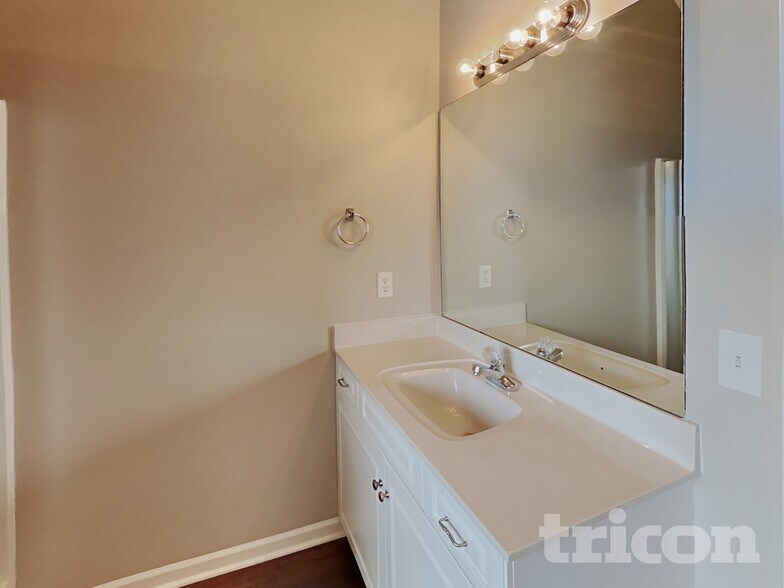 Building Photo - 1007 Golf View Way