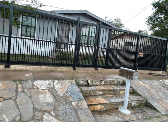 Primary Photo - 508 N Milmo Ave