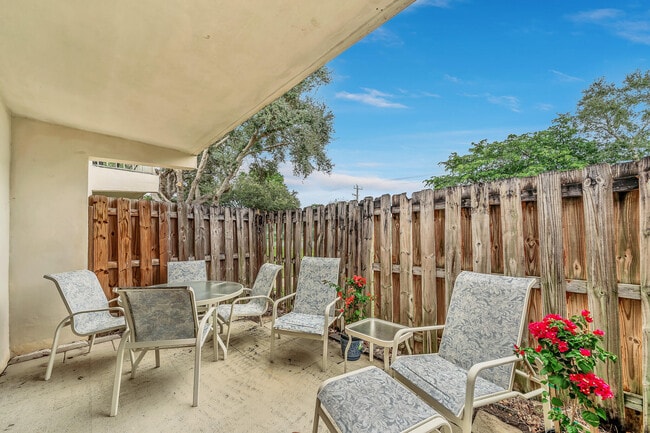 Building Photo - 3402 Gardens E Dr