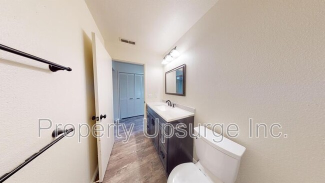 Building Photo - 905 Lakeside Dr