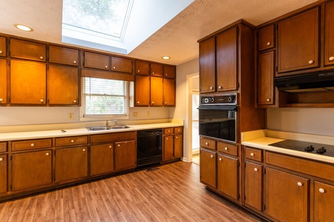 Building Photo - 3301 Sams Way SE