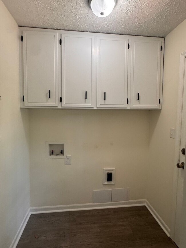 Building Photo - 1120 Sweetwater Cir
