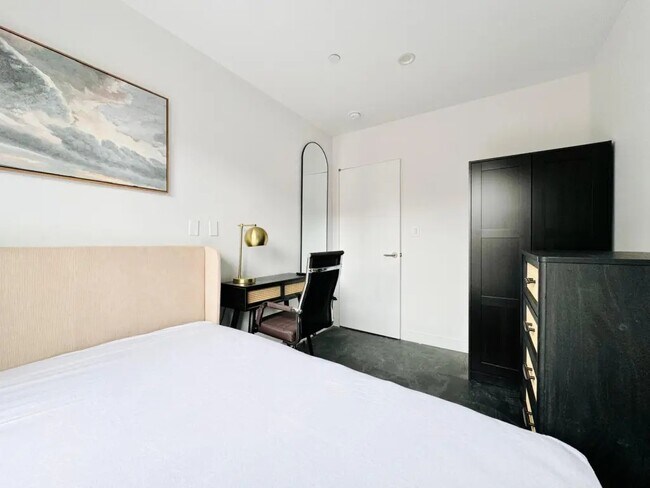 Building Photo - Furnished room/NOT APARTMENT