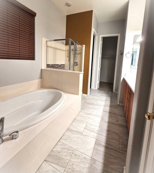 Building Photo - Beautiful 4-bedroom 2.5 bath home