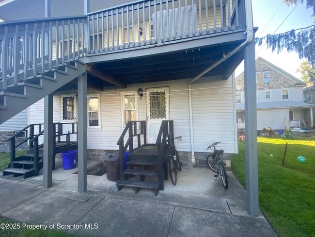 Building Photo - 1344 Sanderson Ave