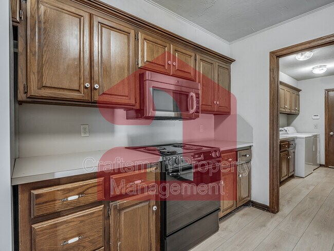 Building Photo - 2704 Silvertree Dr