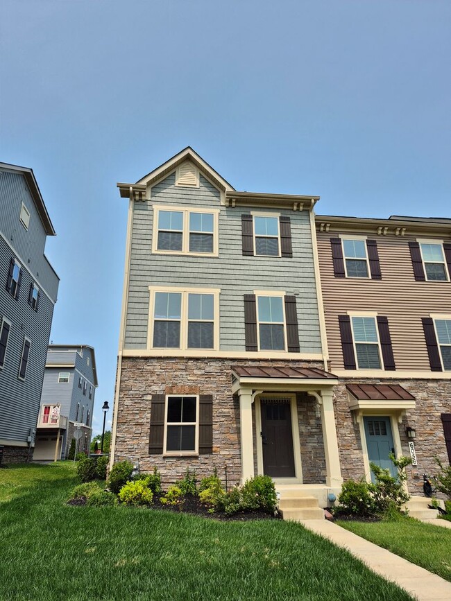 Building Photo - BEAUTIFUL END UNIT TOWNHOME IN NEW MARKET