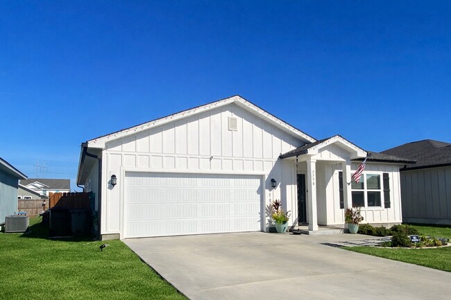 Building Photo - Spacious 4BR/2BA Home with Flexible Living Areas in Saddle Ridge