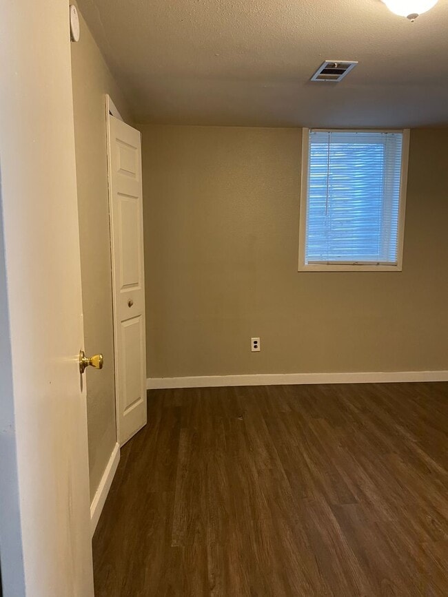 Building Photo - STUDENTS WELCOME! 5 Bedroom 3 Bathroom Single Family Home West Fort Collins