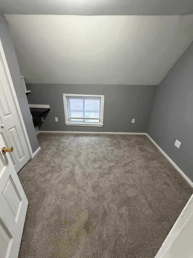 Building Photo - 1100 Lincoln Ave NW