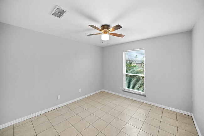 Building Photo - "Charming 3-Bedroom Haven on Gladewell Drive with Elegant Granite Touches!"